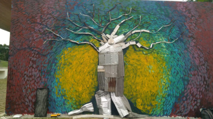 En el parque Las Vegas se pinta un mural de un ceibo, para darle relieve se usaron piezas recicladas en el tronco. Foto: Cortesía / Marvin Parrales