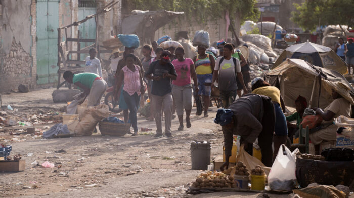 Tras años de protestas contra Moïse, nadie salió a las calles para repudiar su asesinato o manifestar duelo. En la foto, haitianos caminan por una avenida del centro de la capital.