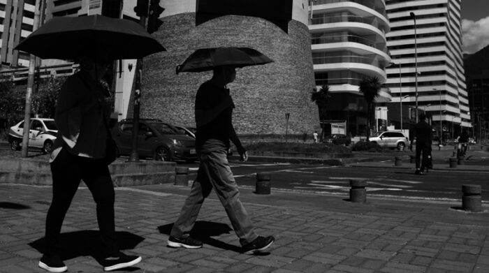 Los paraguas que protegen de los rayos UV contrastan con el soleado paisaje. Foto: Galo Paguay / EL COMERCIO