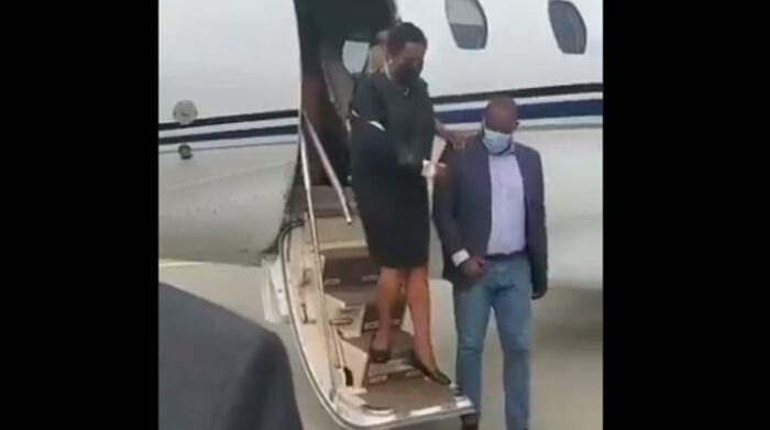 Martine Moise fue recibida en la pista del aeropuerto internacional de Puerto Príncipe. Foto: Captura