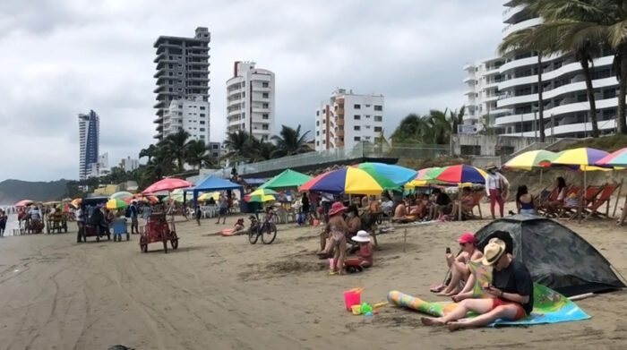 Los turistas fueron observados este fin de semana en la playa de Tonsupa. Foto: Vicente Costales / EL COMERCIO