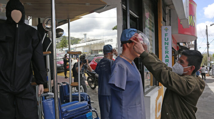 Rommel Sánchez, de 22 años, trata con unas 50 personas cada día. Ansía que llegue su turno de inmunización. Foto: Diego Pallero / EL COMERCIO