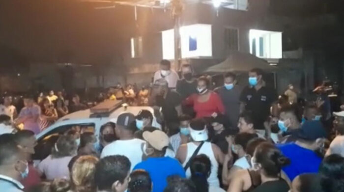 Unas 300 personas acudieron el domingo a un local en Quevedo a reclamar su dinero. Foto: Cortesía