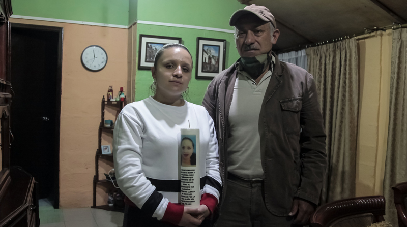 Isis y Efraín Subía sujetan una fotografía de Natalia, una maestra de 33 años que desapareció en 2018 en Quito. Foto: Patricio Terán / EL COMERCIO