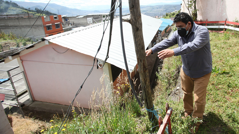 Diego Guerra, director de la Ernesto Che Guevara (Quito), muestra algunos daños. Foto: Julio Estrella / EL COMERCIO