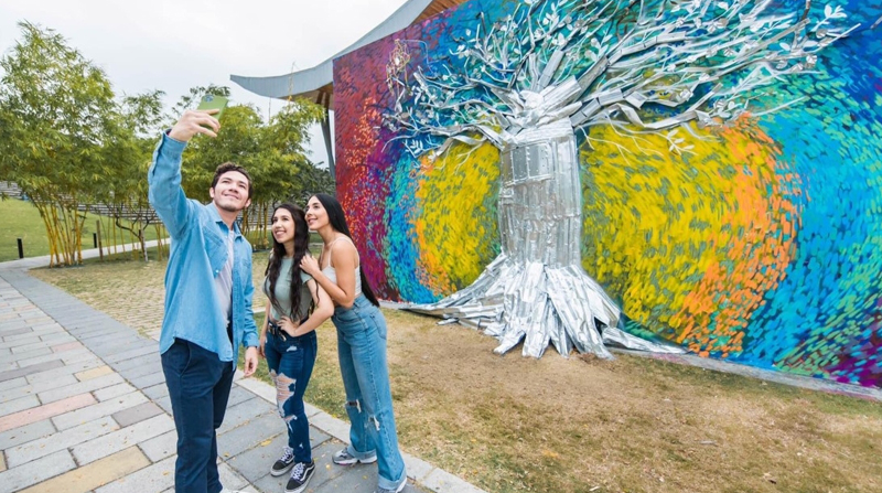 Los turistas llegan al centro de Portoviejo donde hay 4 murales con material reciclado. Foto: Cortesía Municipio de Portoviejo