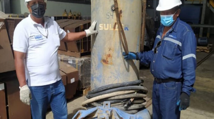 Técnicos evalúan los problemas en las bombas de las áreas afectadas en Esmeraldas. Foto / Cortesía.