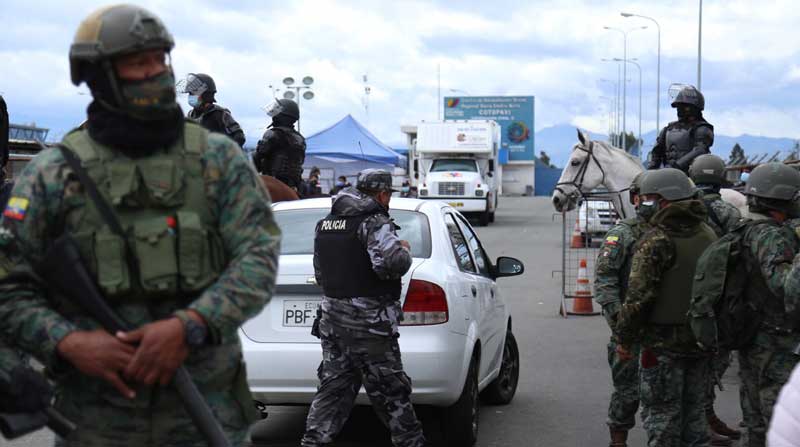 Soldados y policías realizaron un control en los exteriores de la cárcel de Cotopaxi. Foto: EL COMERCIO