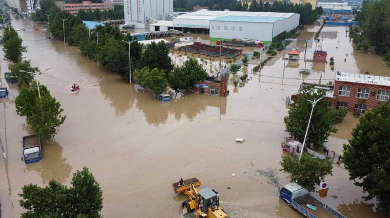Evacuación a los residentes en una carretera inundada tras las fuertes lluvias en Zhengzhou, provincia de Henan, China. Foto: REUTERS