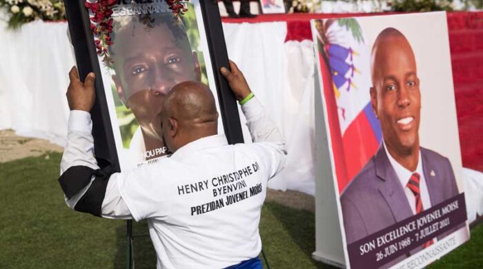 Un hombre besa una imagen del presidente Jovenel Moise durante su ceremonia fúnebre, en Cap-Haitien (Haití). Foto: EFE
