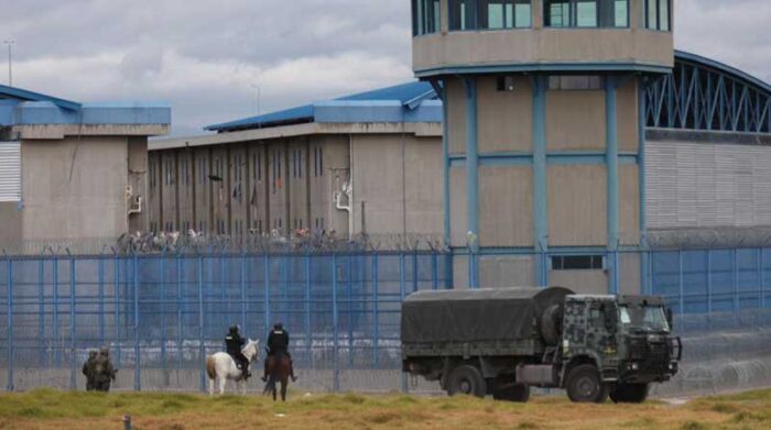 Policías en caballos y militares realizaron patrullajes ayer en los exteriores de la cárcel regional de Cotopaxi. Foto: EL COMERCIO