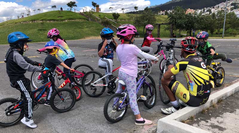Bryan Zambrano es el instructor de niños que practican ciclismo en el Bicentenario. Fotos: Ana Guerrero / EL COMERCIO