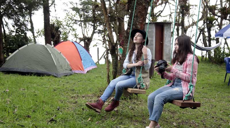 Daniela y Camila Muela en la zona para acampar de Thayari, en Yunguilla, Calacalí. Foto: Patricio Terán / EL COMERCIO