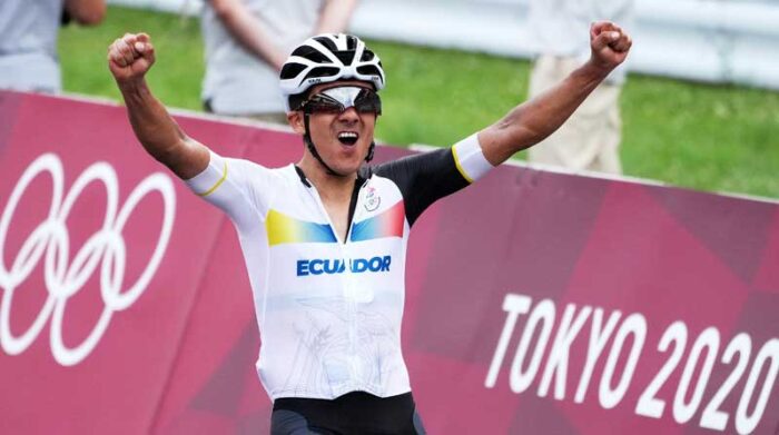 Richard Carapaz gana la carrera masculina durante los eventos de ciclismo de ruta de los Juegos Olímpicos de Tokio 2020 en el Fuji International Speedway en Oyama, Japón, el 24 de julio de 2021. Foto: EFE