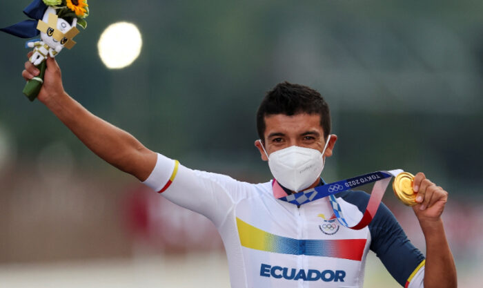 El ecuatoriano Richard Carapaz posa con la medalla de oro tras la prueba de ciclismo en ruta en los Juegos de Tokio 2020. Foto: EFE