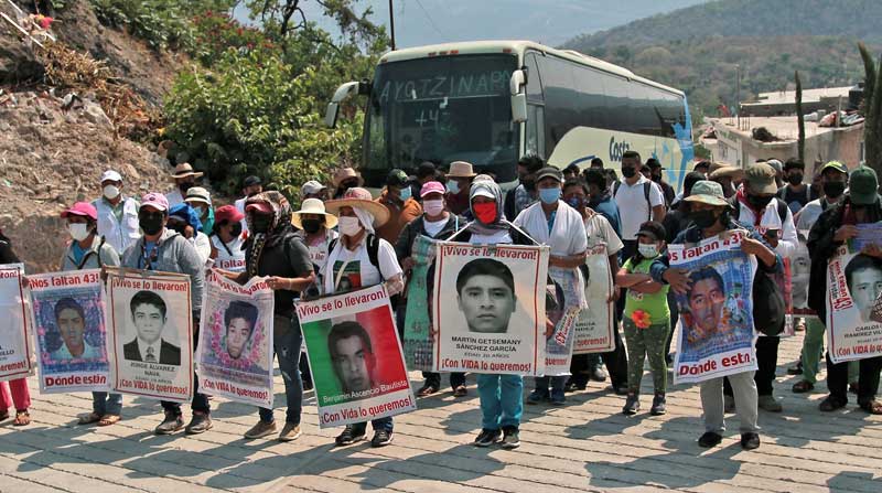 Familiares de los 43 estudiantes desaparecidos de Ayotzinapa, durante una protesta en el poblado de Carrizalillo, ciudad Eduardo Neri, estado de Guerrero México). Foto: EFE
