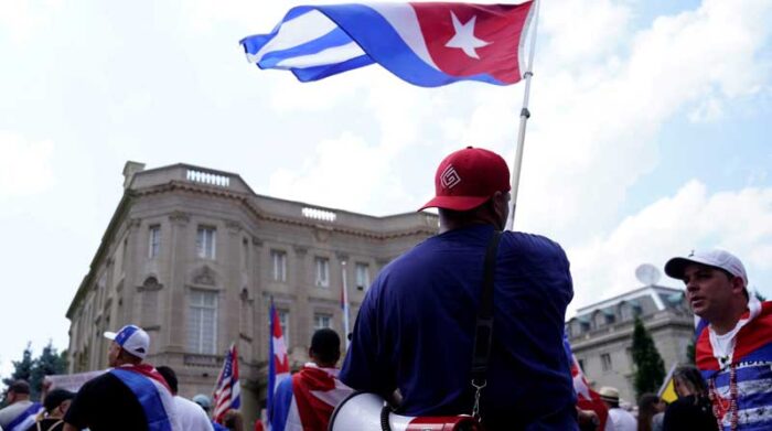 Los cubanoamericanos se manifiestan para apoyar a los manifestantes en Cuba frente a la Embajada de Cuba en Washington, DC, EE. UU., 26 de julio de 2021. Foto: EFE