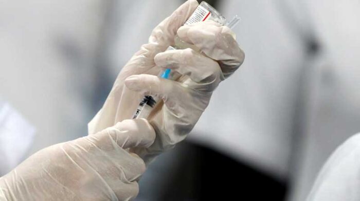 Una trabajadora sanitaria llena una jeringa con una dosis de la vacuna contra el covid-19. Foto: REUTERS