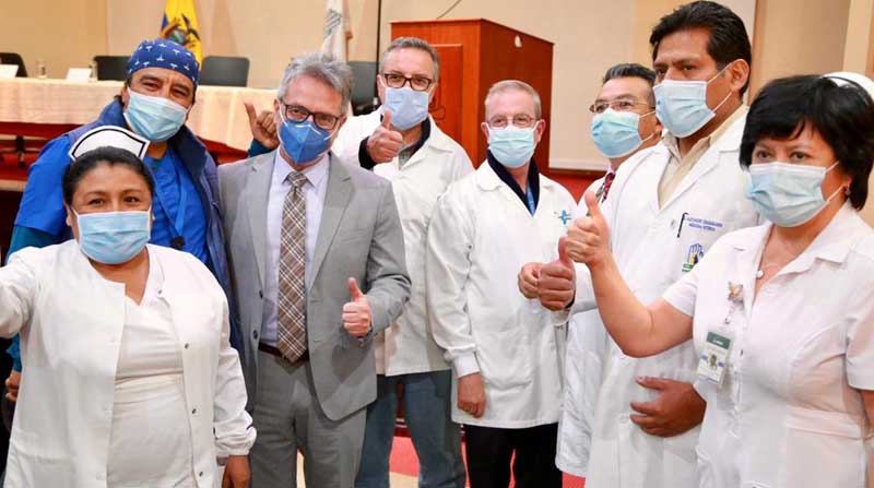Daniel Rodríguez (tercero de la izquierda) dirige el Hospital Carlos Andrade Marín desde este 27 de julio del 2021. Foto: Cortesía