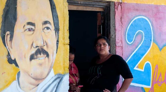 Una mujer sentada junto a una imagen del presidente de Nicaragua, Daniel Ortega, en Catarina, Nicaragua. Foto: REUTERS