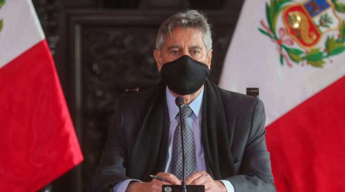 El presidente saliente de Perú, Francisco Sagasti, afirmó que durante los ocho meses que duró su mandato, demostró que el país se puede gobernar 'con un estilo diferente' y destacó la 'transparencia y honestidad' como pilares de su gestión. Foto: EFE