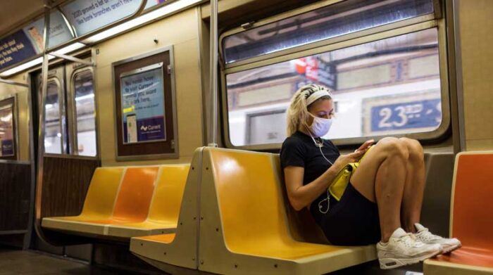 Una persona con mascarilla en un tren subterráneo en Nueva York, Nueva York, EE. UU., 30 de julio de 2021. Foto: EFE