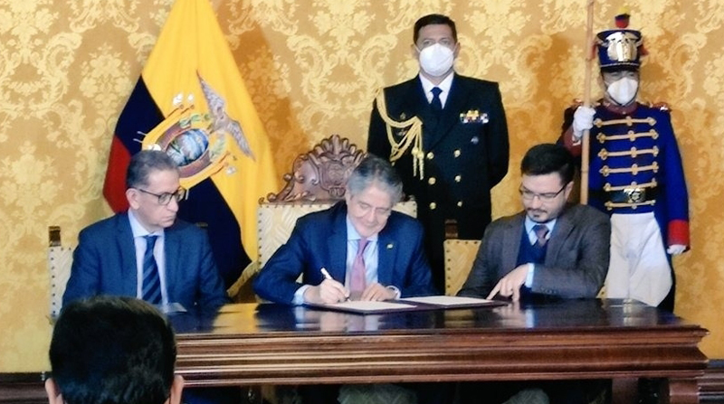 Guillermo Lasso firmó ayer el Decreto que fija una nueva política hidrocarburífera. Foto: Cortesía