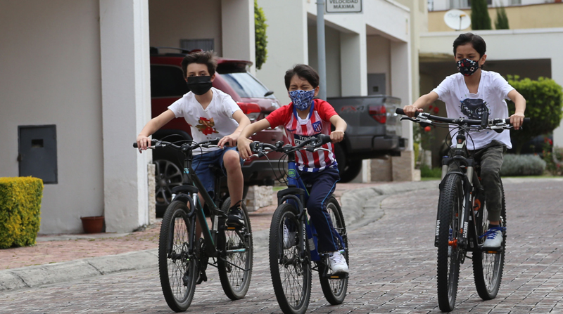 Luciano, Juan Martín y José Andrés juegan con sus bicicletas en el conjunto La Hondonada, en La Primavera (Quito). Foto: Vicente Costales / EL COMERCIO
