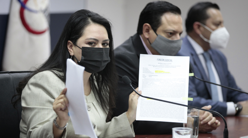 María del Carmen Maldonado, principal del Consejo de la Judicatura, mostró informes de presuntas irregularidades. Foto: Patricio Terán / EL COMERCIO