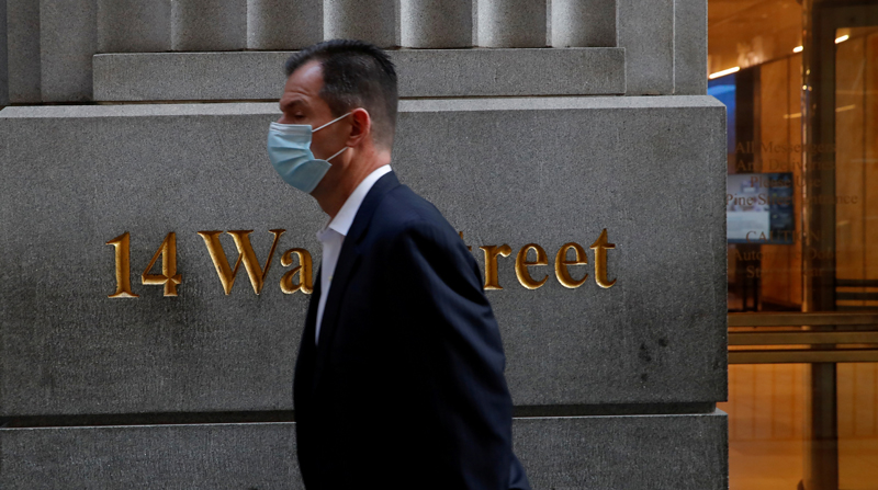 Una persona con mascarilla pasando por Wall Street, en Nueva York, EE.UU. Foto: REUTERS