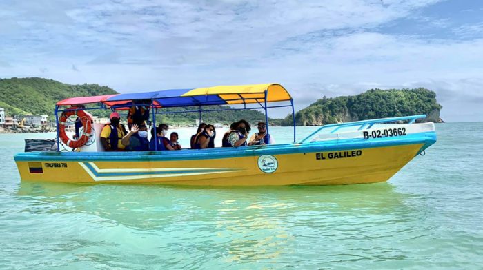 Los turistas ya vacacionan en las playas del principal cantón turístico de la provincia de Esmeraldas. Foto: Cortesía