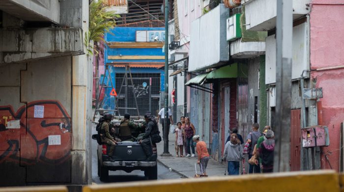 Funcionarios de las Fuerzas de Acciones Especiales (FAES) de la Policía Nacional Bolivariana patrullan los accesos del barrio Cota 905 este viernes, en Caracas (Venezuela). Foto: EFE