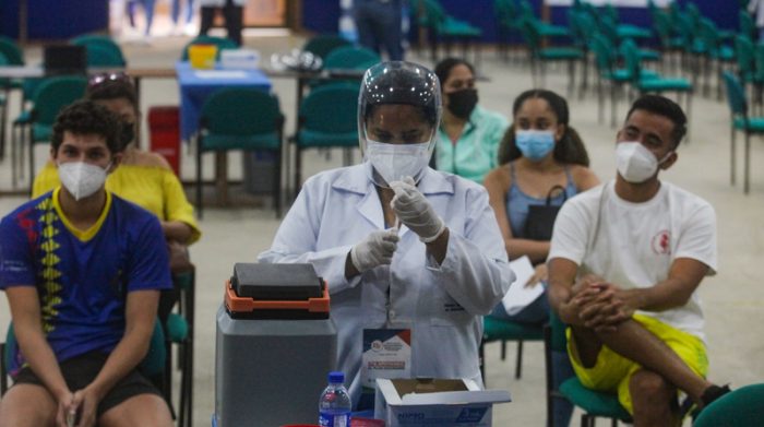 Las personas acuden al centro de vacunacion ITB, en Guayaquil, este lunes 12 de julio del 2021. Foto: Enrique Pesantes / EL COMERCIO