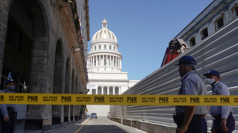 Policías bloquean un camino acceso al edificio del Capitolio Nacional, en La Habana, Cuba, el 12 de julio de 2021. Foto: REUTERS