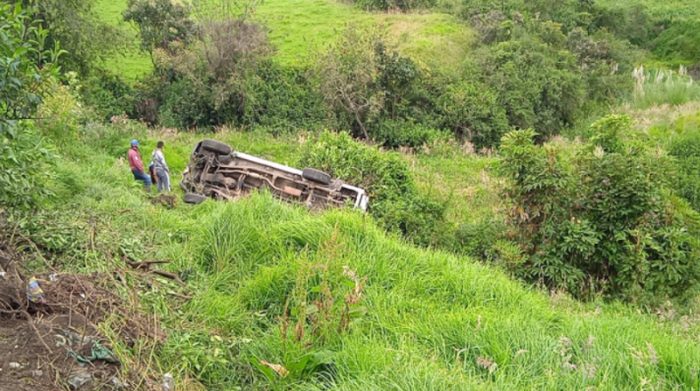 En el ingreso de la parroquia Santa Martha de Cuba, en Tulcán, una camioneta perdió pista y terminó volcándose. Foto: Cortesía Policía Nacional