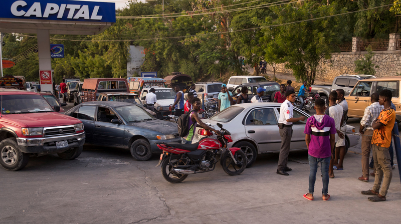 Personas intentan conseguir un poco de gasolina, ante el desabastecimiento de combustibles que sufre el país, en Puerto Príncipe (Haití). Foto: EFE