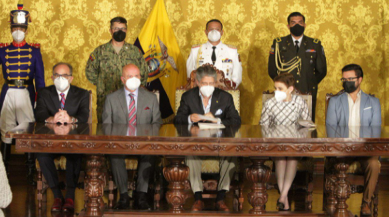 Fue una ceremonia emotiva, en la que estuvieron ministros y secretarios de Estado en el salón amarillo del Palacio de Carondelet. Foto: Cortesía