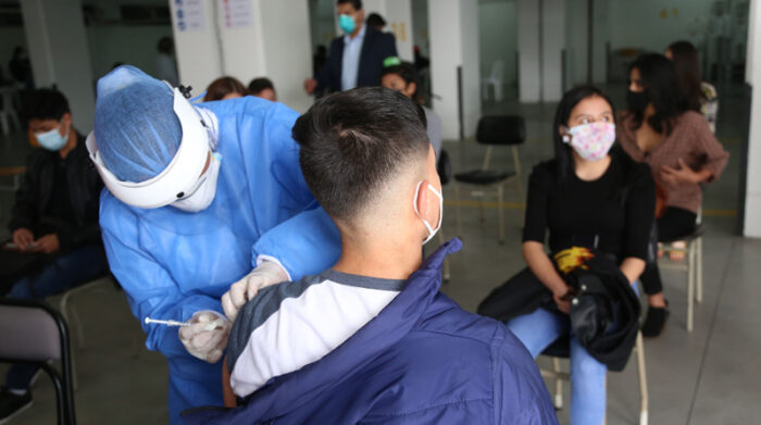 El gobierno de Guillermo Lasso ofreció inmunizar a nueve millones de ecuatorianos en sus primeros cien días en el poder. Foto: Diego Pallero / EL COMERCIO