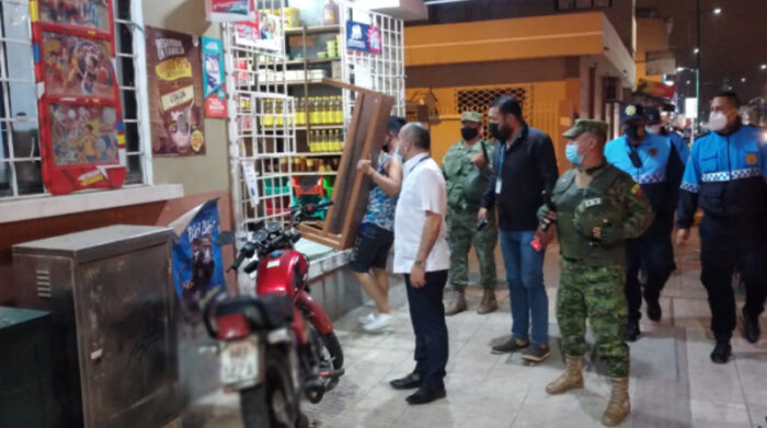 Las Fuerzas Armadas y autoridades de control municipal verifican el cumplimiento de medidas de restricción y toque de queda en Machala. Foto: Cortesía FF.AA. @FFAAECUADOR