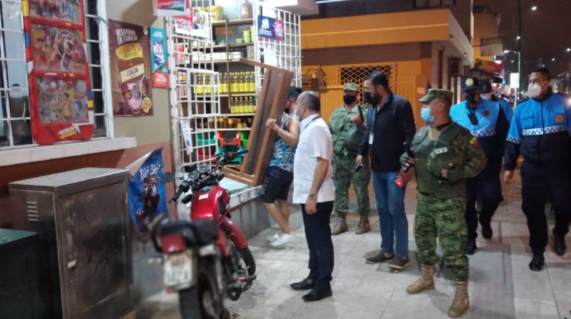 Las Fuerzas Armadas y autoridades de control municipal verifican el cumplimiento de medidas de restricción y toque de queda en Machala. Foto: Cortesía FF.AA. @FFAAECUADOR