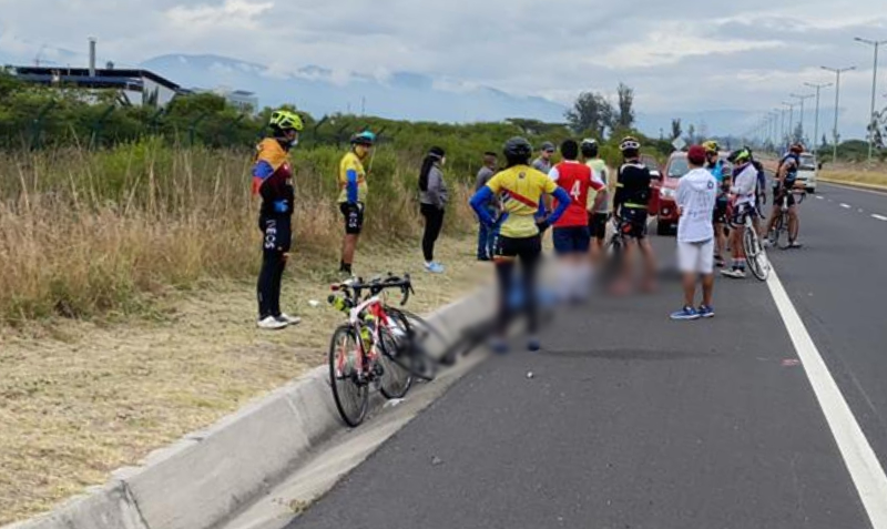 A la altura del kilómetro 9 de la vía Collas - Tababela, el entrenador Álvarez fue arrollado por un vehículo. Foto: Cortesía Gianni Uquillas