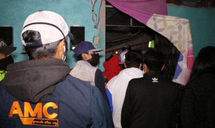 Ciudadanos son retirados de fiesta clandestina en Quito, la madrugada de este sábado 3 de julio del 2021. Foto: Cortesía AMC