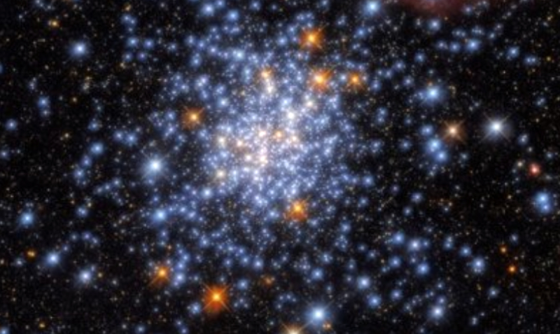 El cúmulo, que se encuentra en la constelación de Tucana (el Tucán), contiene una multitud de estrellas. Foto: Europa Press