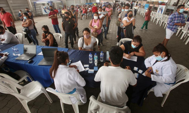 Gran concurrencia de público en los centros municipales de vacunación de Mucho Lote y del Instituto Tecnológico Bolivariano (ITB), en Guayaquil. Foto: Enrique Pesantes /EL COMERCIO