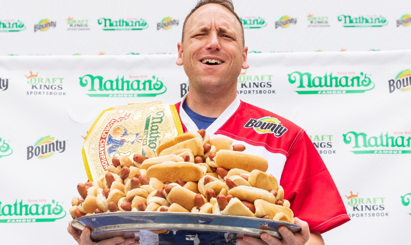 El comensal Joey Chestnut sostiene un plato de 'hot dogs' durante una ceremonia de pesaje para el concurso Nathan's Famous Hot Dog Eating. Foto: EFE