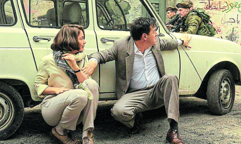 Escena de la película en la que los actores Andrew Scott y Ruth Wilson están en medio de un enfrentamiento entre palestinos e israelíes. Foto: HBO