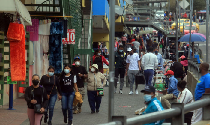 Aglomeraciones en las exteriores de los centros comerciales del ahorro, en el Centro Histórico de Quito, este domingo 25 de julio del 2021. Foto: Diego Pallero/EL COMERCIO