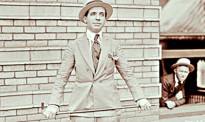 Carlo Ponzi nació en Parma, Italia, el 3 de marzo de 1882. Se fue a vivir en Boston en 1918. Usaba un bastón con mango de oro.