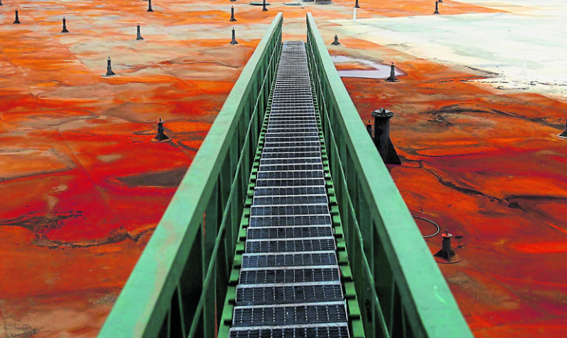 Puente para acceder al centro de la tapa de un tanque, visto desde la baranda de protección del complejo petrolero. Foto: Julio Estrella/EL COMERCIO
