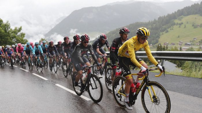 Tadej Pogacar lidera el pelotón con la camiseta amarilla de líder en la etapa 9 del Tour de Francia. Foto: EFE